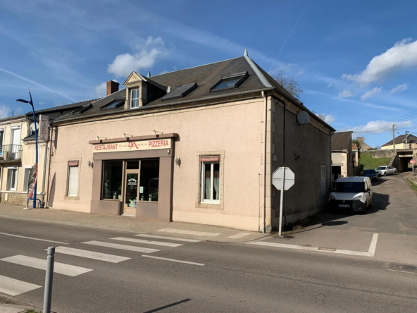 Immeuble avec local commercial et appartement à vendre à Saint Léger des Vignes