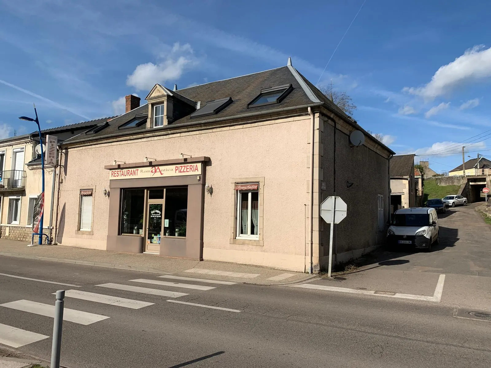 Immeuble avec local commercial et appartement à vendre à Saint Léger des Vignes 