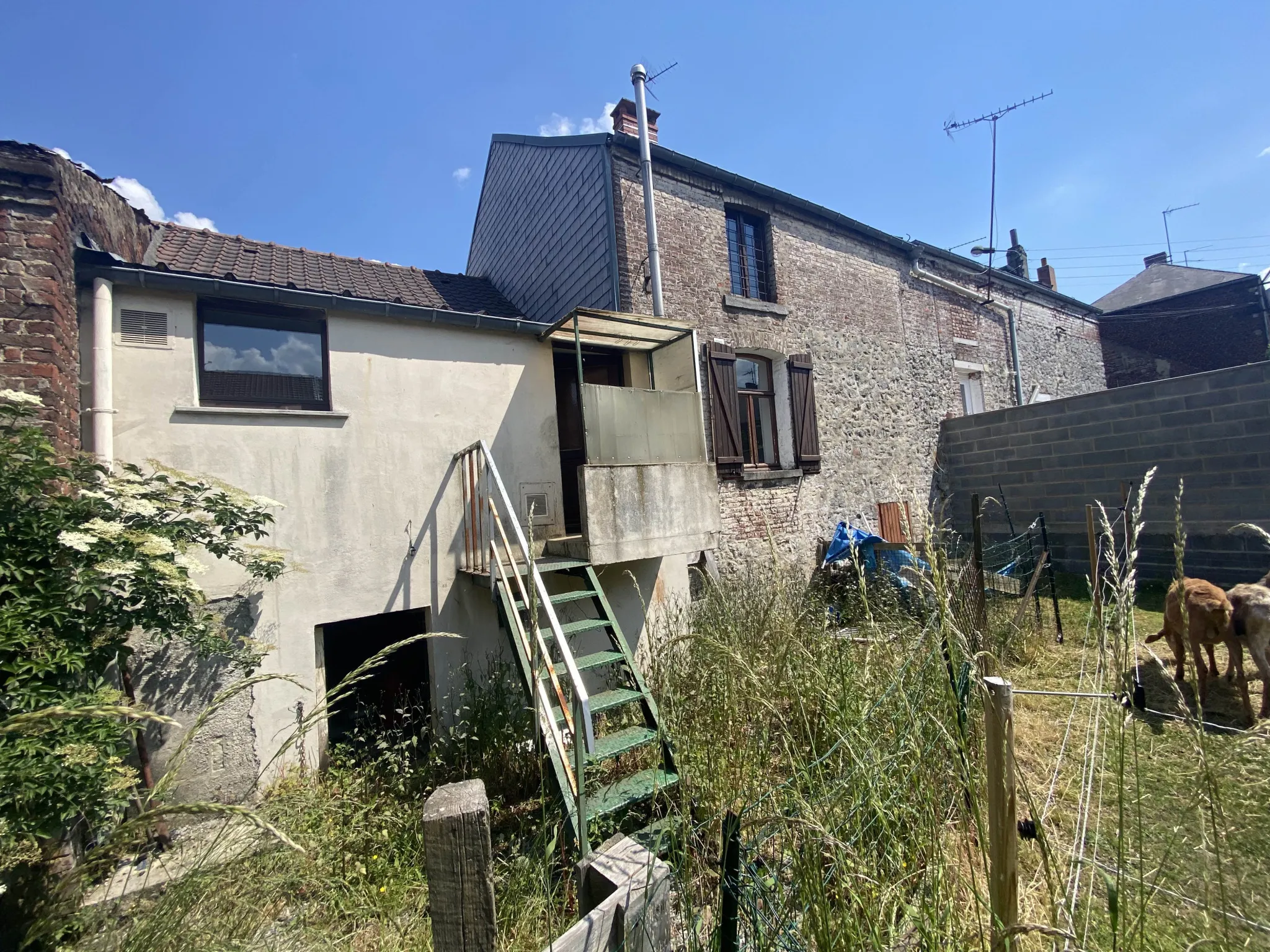 Maison en brique à vendre à Jeumont - 2 chambres, garage 