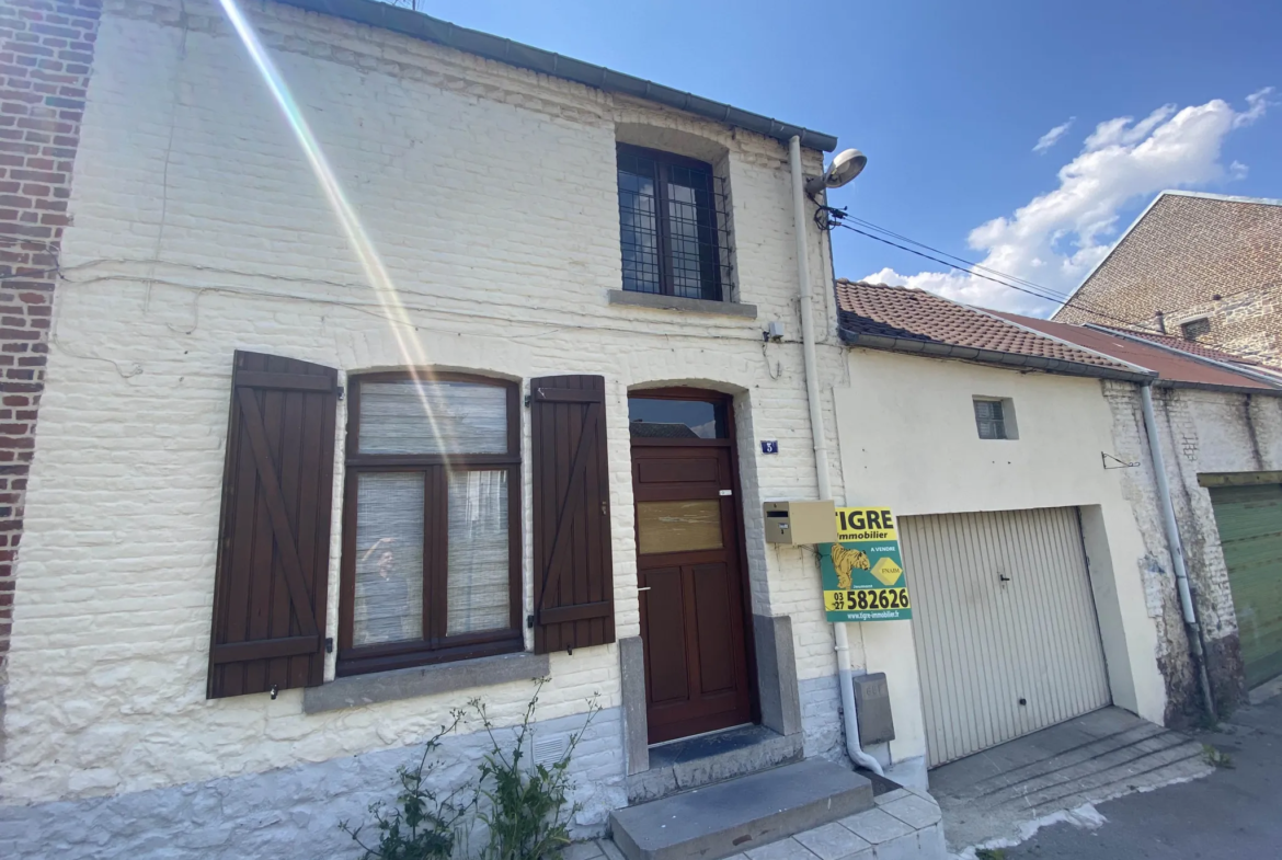 Maison en brique à vendre à Jeumont - 2 chambres, garage 