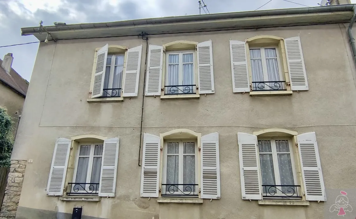 Maison mitoyenne avec dépendances à Montmirey-le-Château 