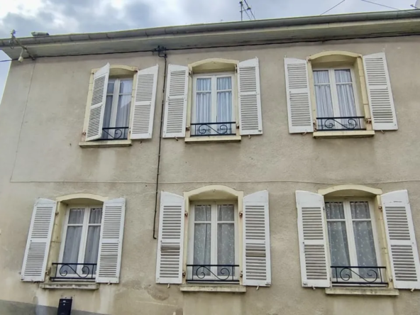 Maison mitoyenne avec dépendances à Montmirey-le-Château