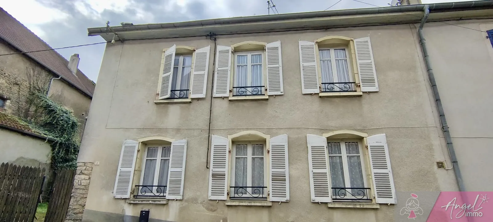 Maison mitoyenne avec dépendances à Montmirey-le-Château 