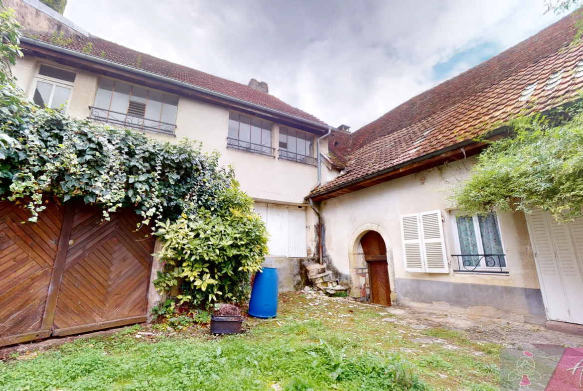 Maison mitoyenne avec dépendances à Montmirey-le-Château 