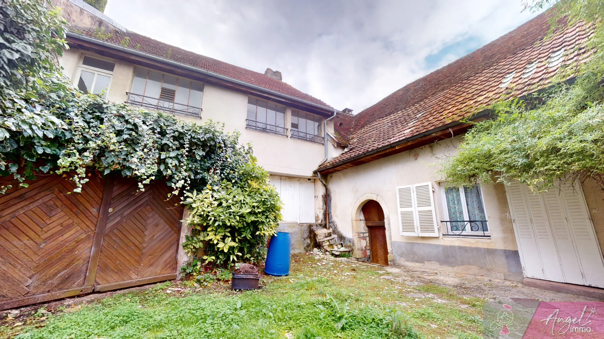 Maison mitoyenne avec dépendances à Montmirey-le-Château 