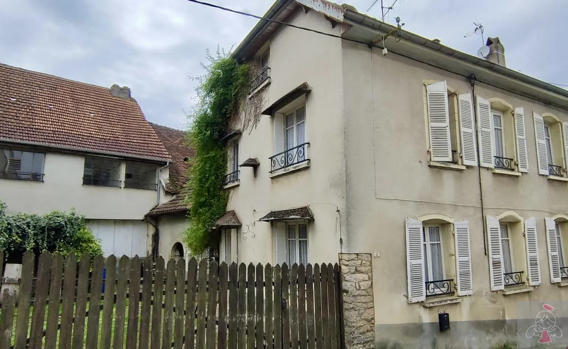 Maison mitoyenne avec dépendances à Montmirey-le-Château 