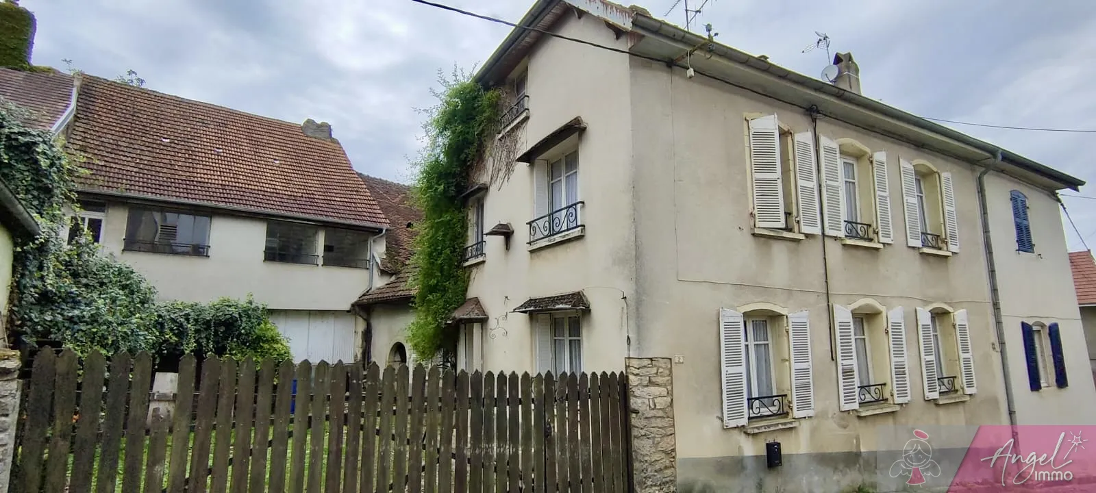 Maison mitoyenne avec dépendances à Montmirey-le-Château 