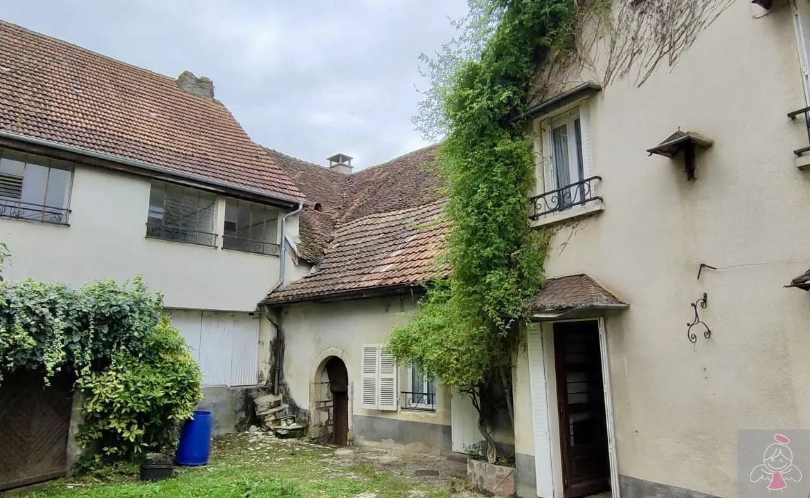 Maison mitoyenne avec dépendances à Montmirey-le-Château 