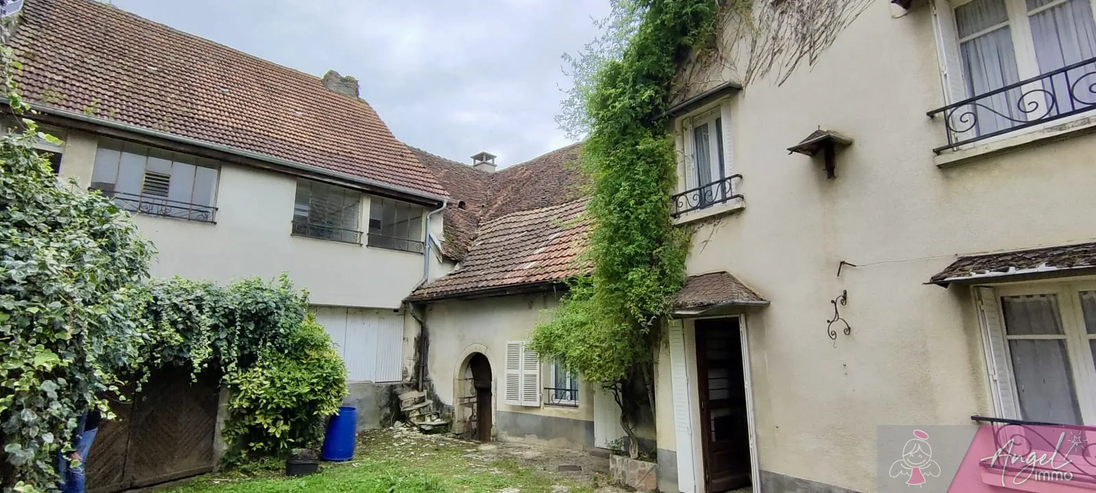 Maison mitoyenne avec dépendances à Montmirey-le-Château 