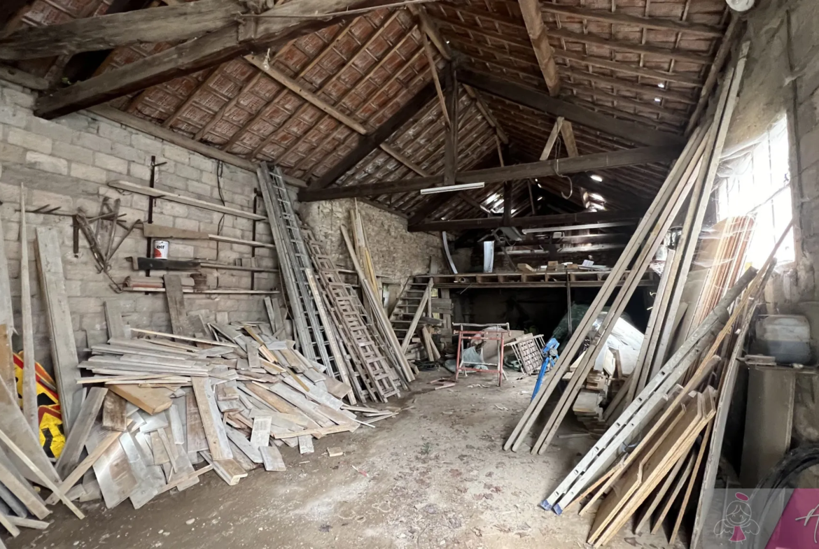 Maison mitoyenne avec dépendances à Montmirey-le-Château 