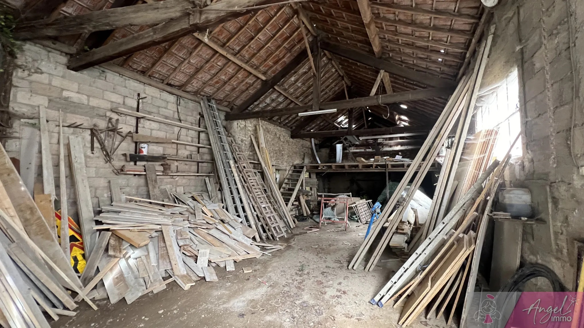 Maison mitoyenne avec dépendances à Montmirey-le-Château 