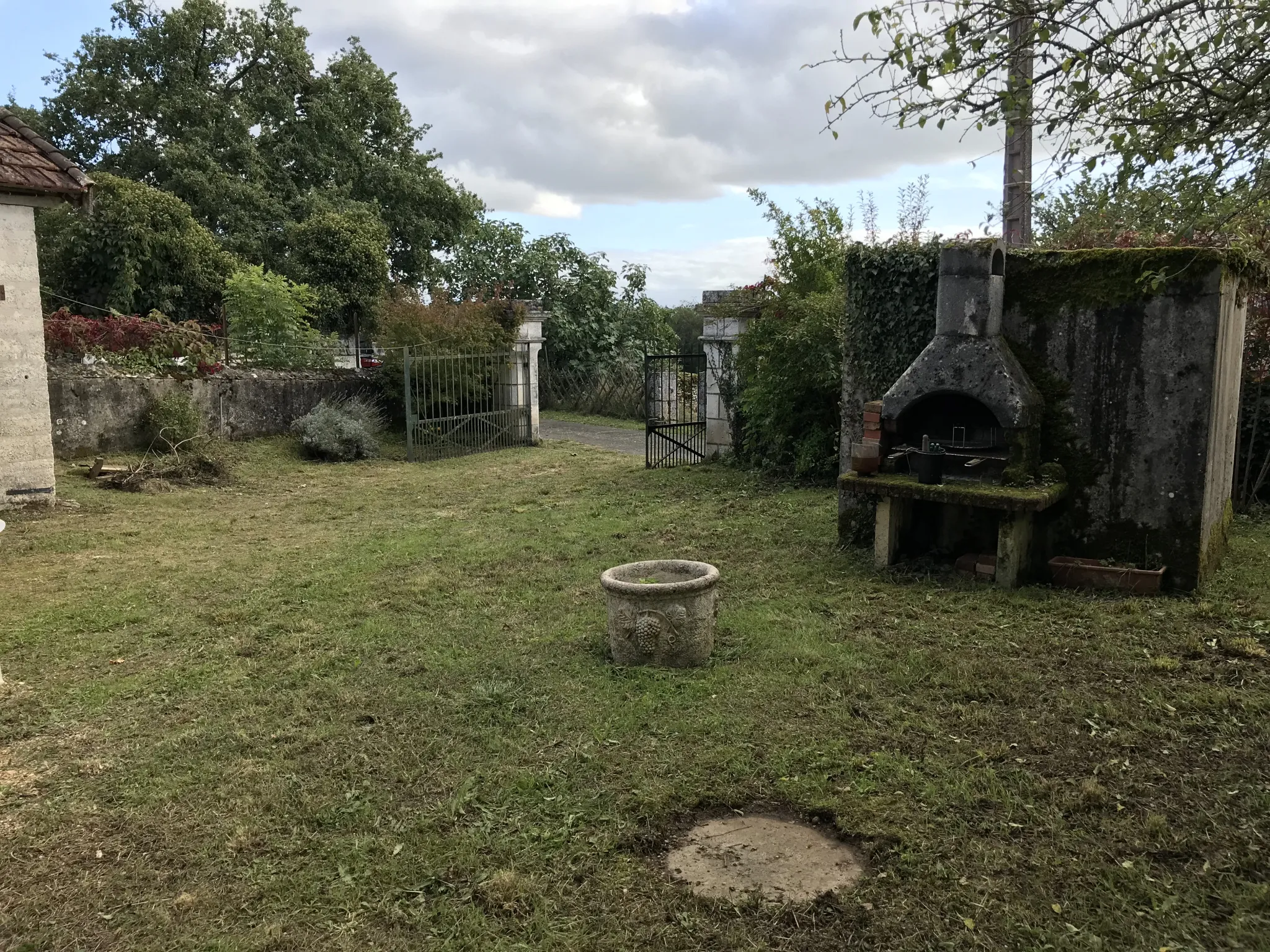 Maison en pierre à rénover avec jardin à St Just 