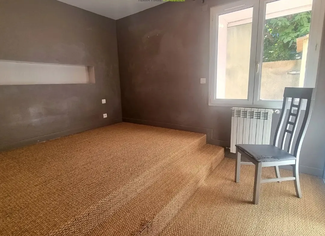 Bel appartement de 153 m2 à Névian avec 4 chambres et cour 