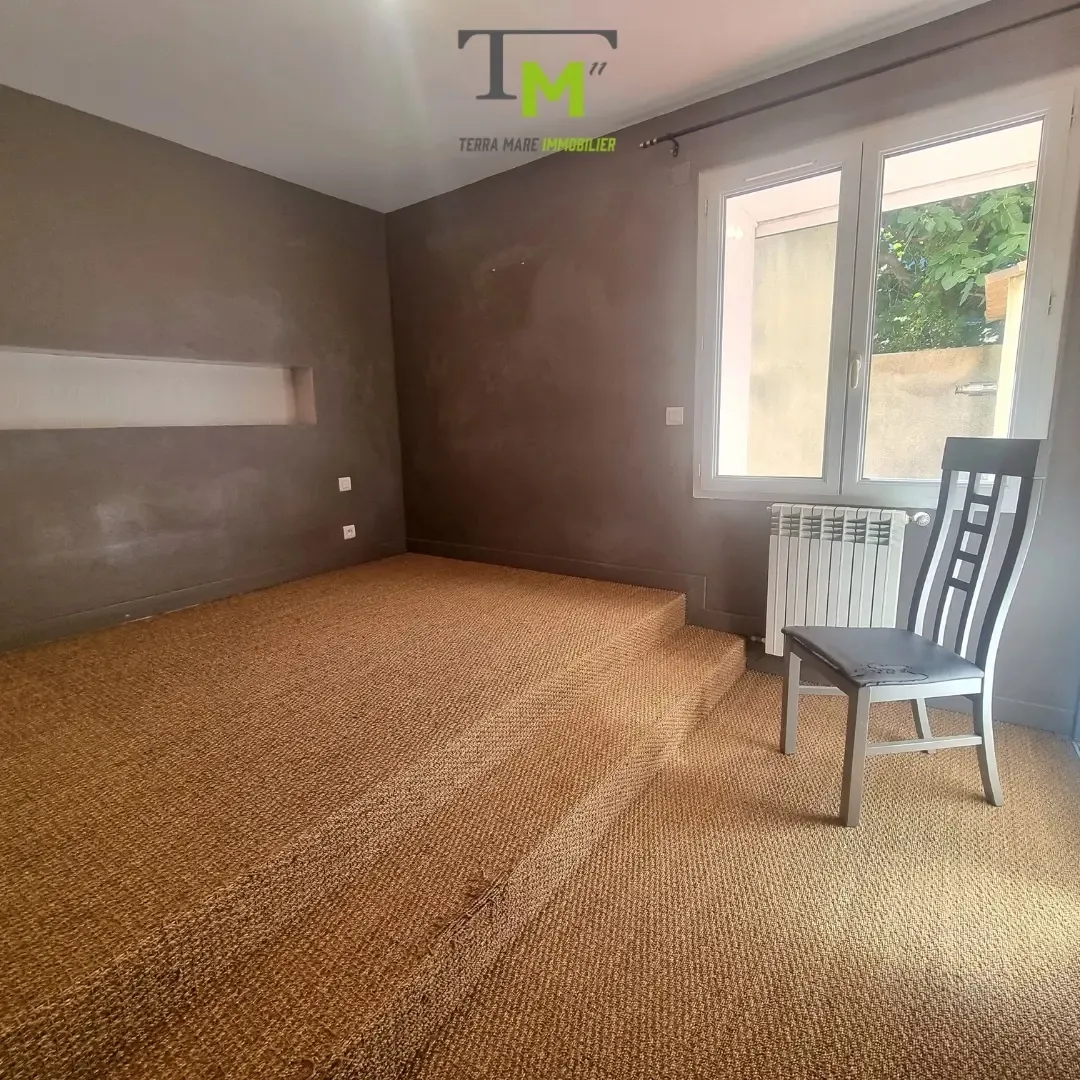 Bel appartement de 153 m2 à Névian avec 4 chambres et cour 