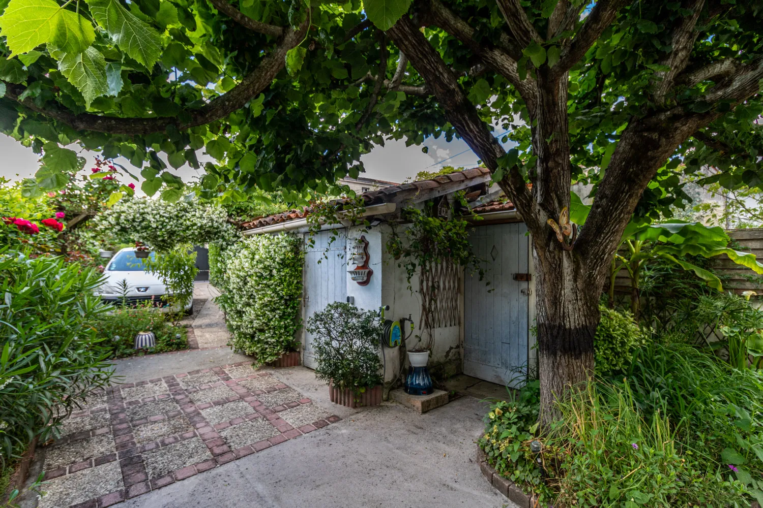 Maison de ville à Saintes de 90 m² avec cour et stationnement 