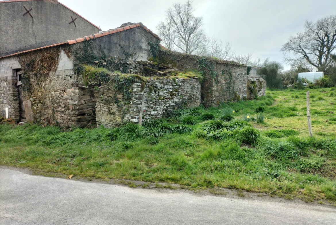 Terrain de 720 m² à Chauve avec ancien bâti à rénover 