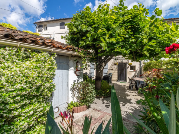 Maison de ville à Saintes de 90 m² avec cour et stationnement