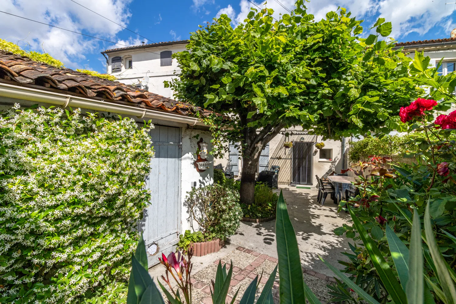 Maison de ville à Saintes de 90 m² avec cour et stationnement 