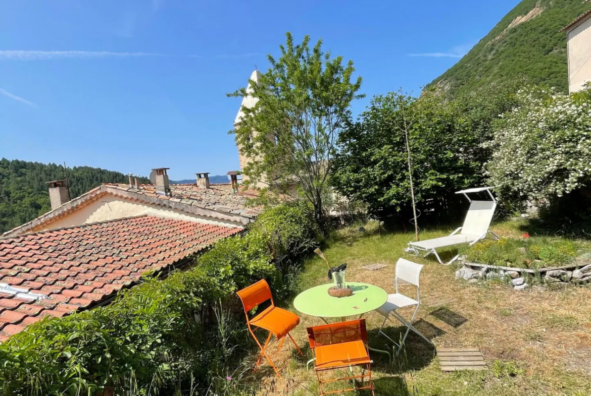 Maison de Village avec Jardin à Clamensane 