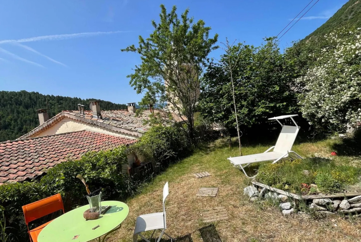 Maison de Village avec Jardin à Clamensane 