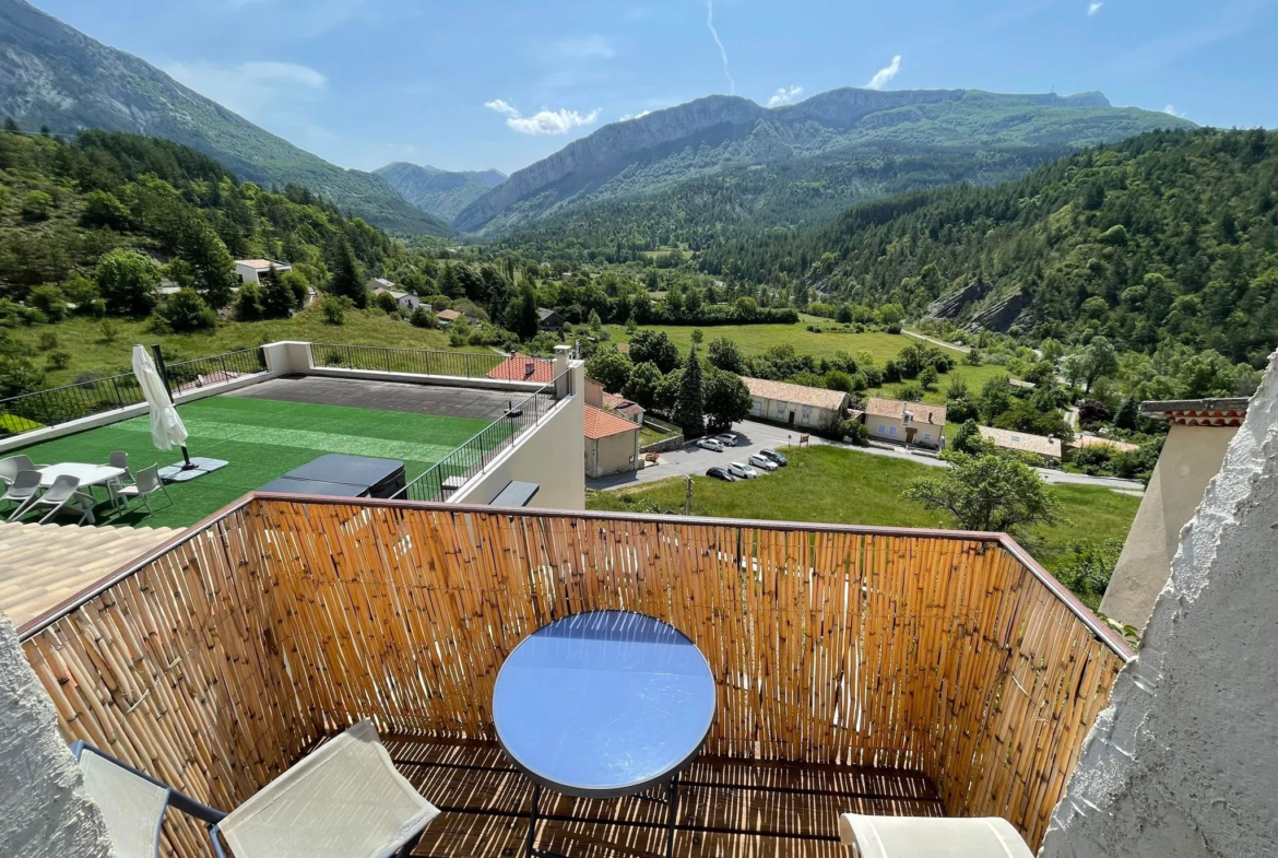 Maison de Village avec Jardin à Clamensane 