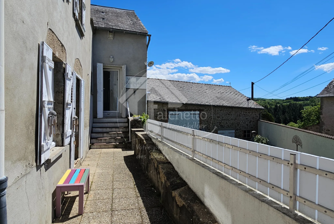 Maison atypique 6 pièces à Le Mayet de Montagne avec jardin paisible de 5100 m² 