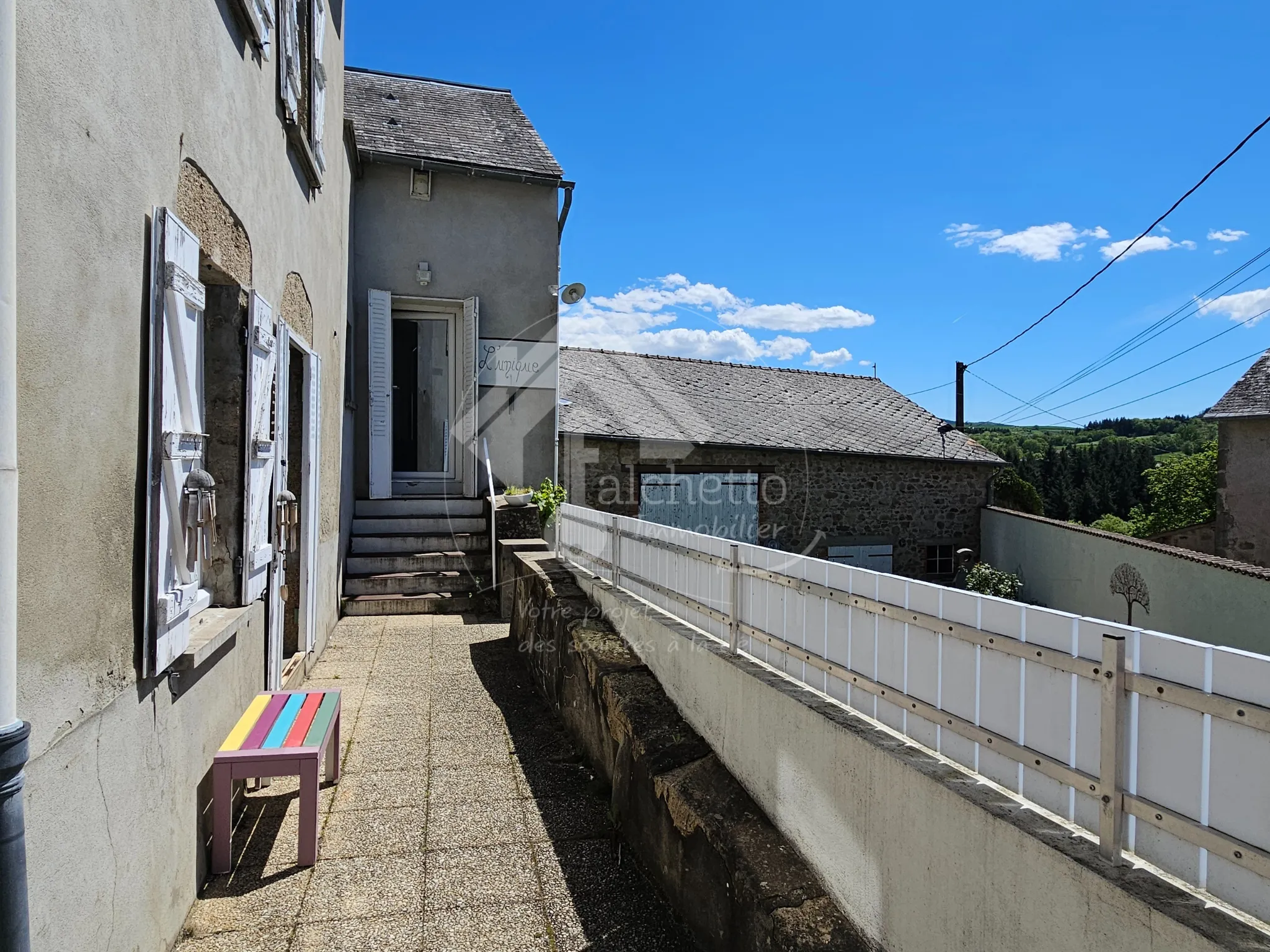 Maison atypique 6 pièces à Le Mayet de Montagne avec jardin paisible de 5100 m² 