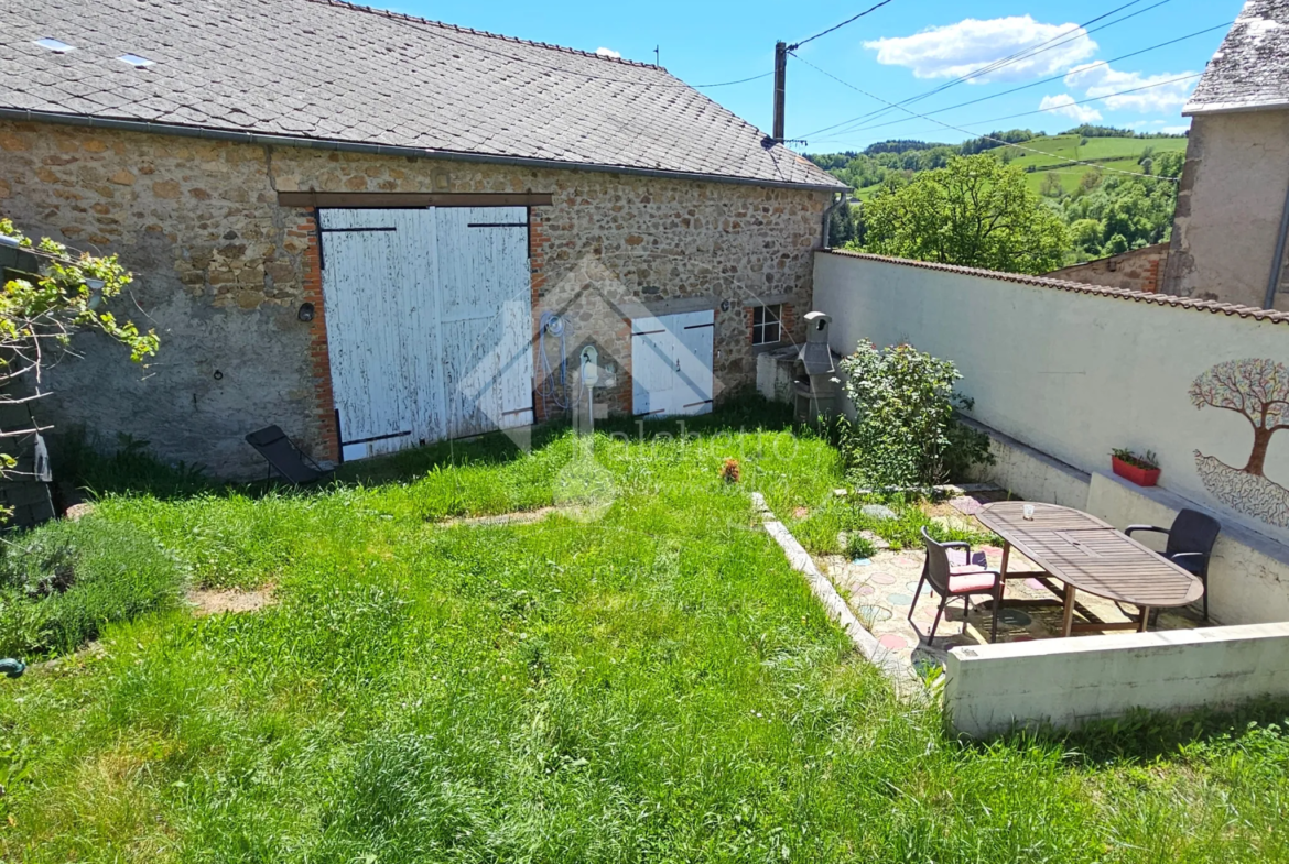 Maison atypique 6 pièces à Le Mayet de Montagne avec jardin paisible de 5100 m² 