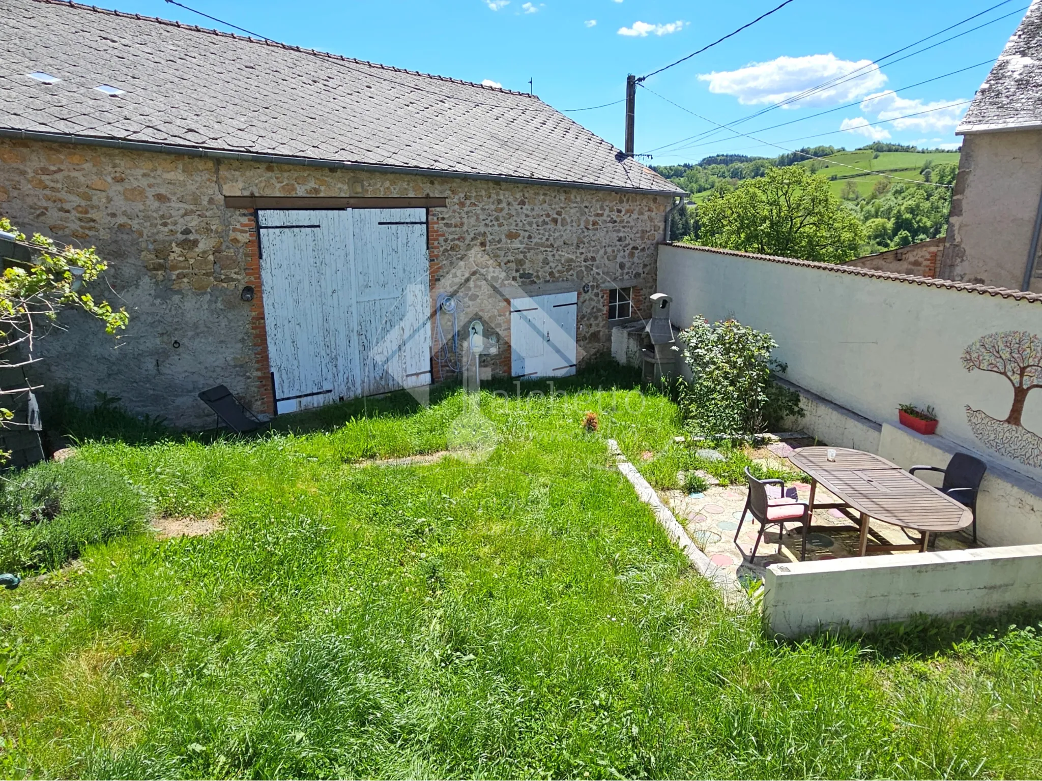 Maison atypique 6 pièces à Le Mayet de Montagne avec jardin paisible de 5100 m² 