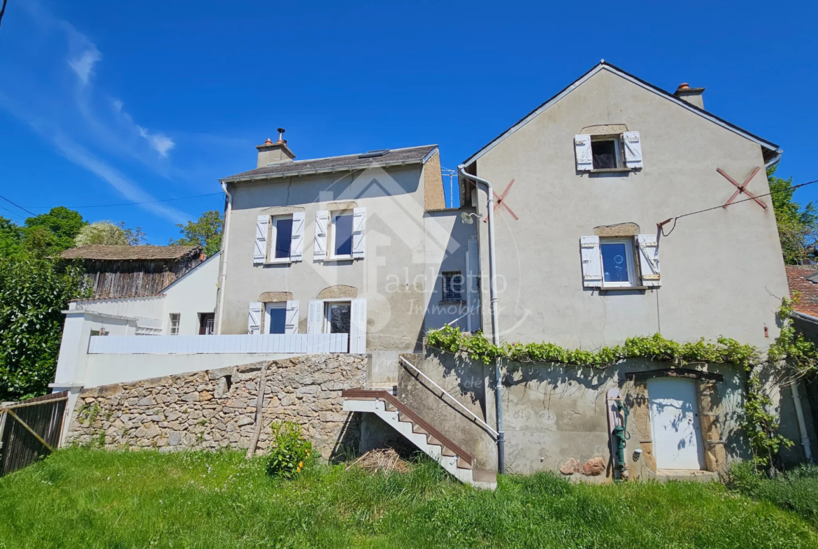 Maison atypique 6 pièces à Le Mayet de Montagne avec jardin paisible de 5100 m² 