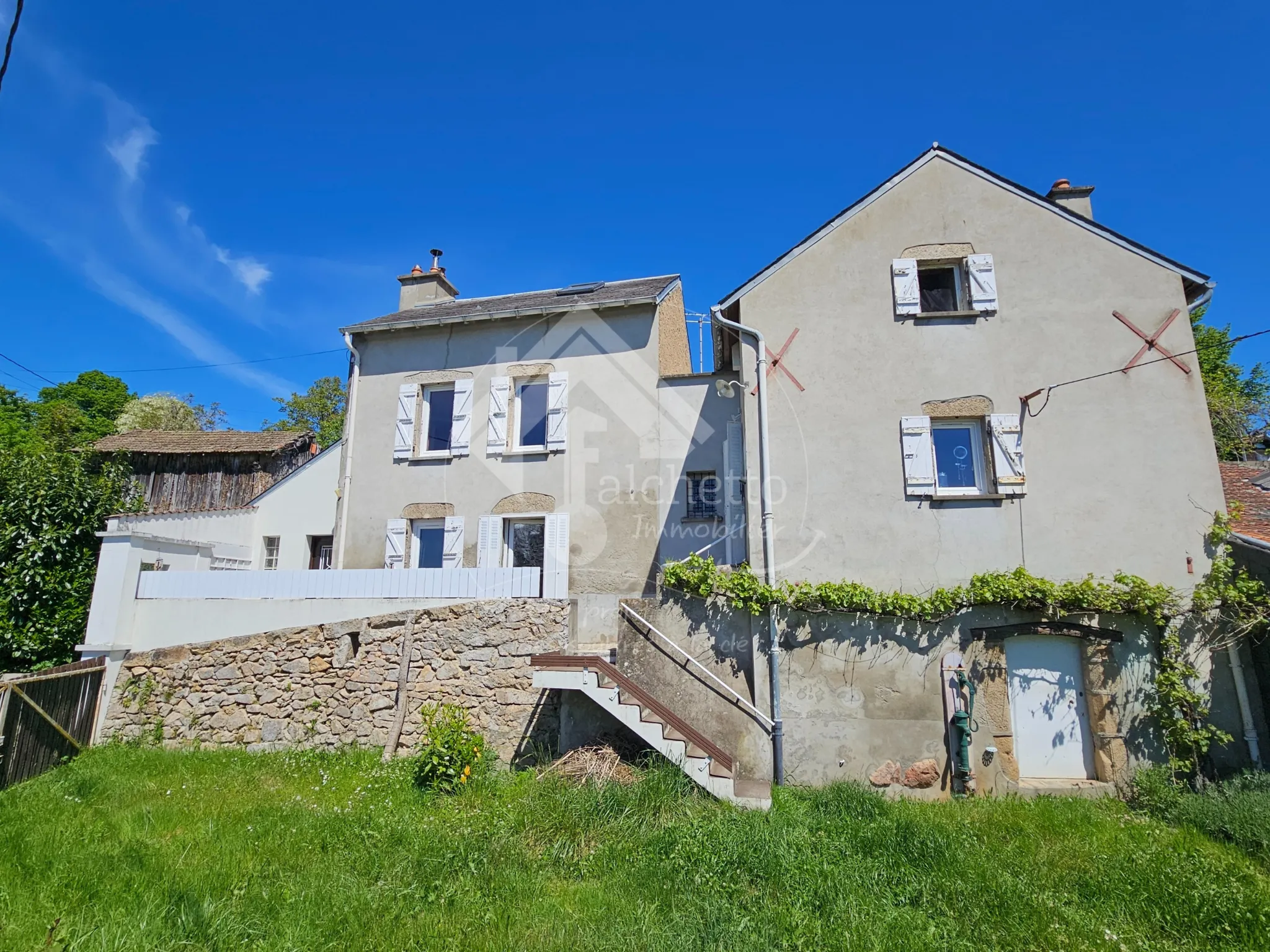 Maison atypique 6 pièces à Le Mayet de Montagne avec jardin paisible de 5100 m² 