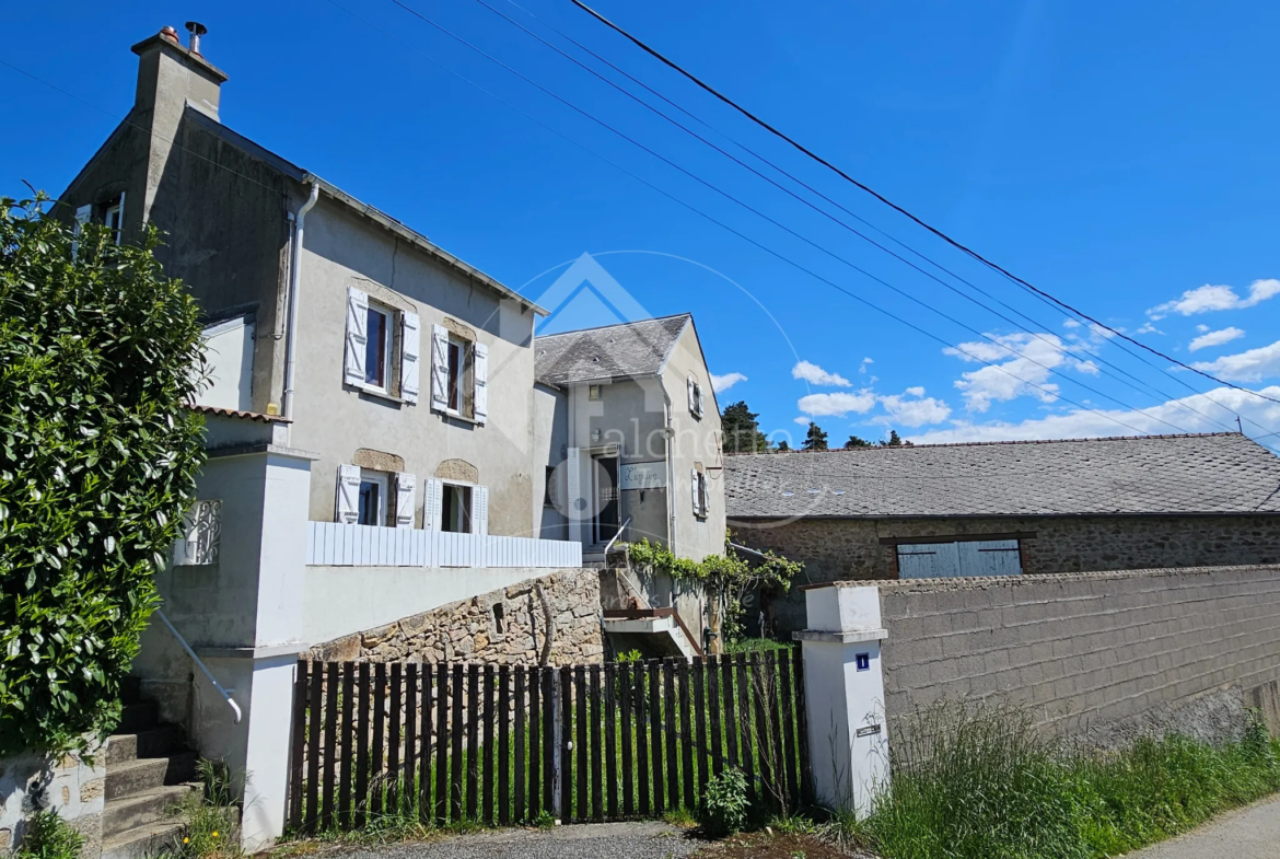 Maison atypique 6 pièces à Le Mayet de Montagne avec jardin paisible de 5100 m² 