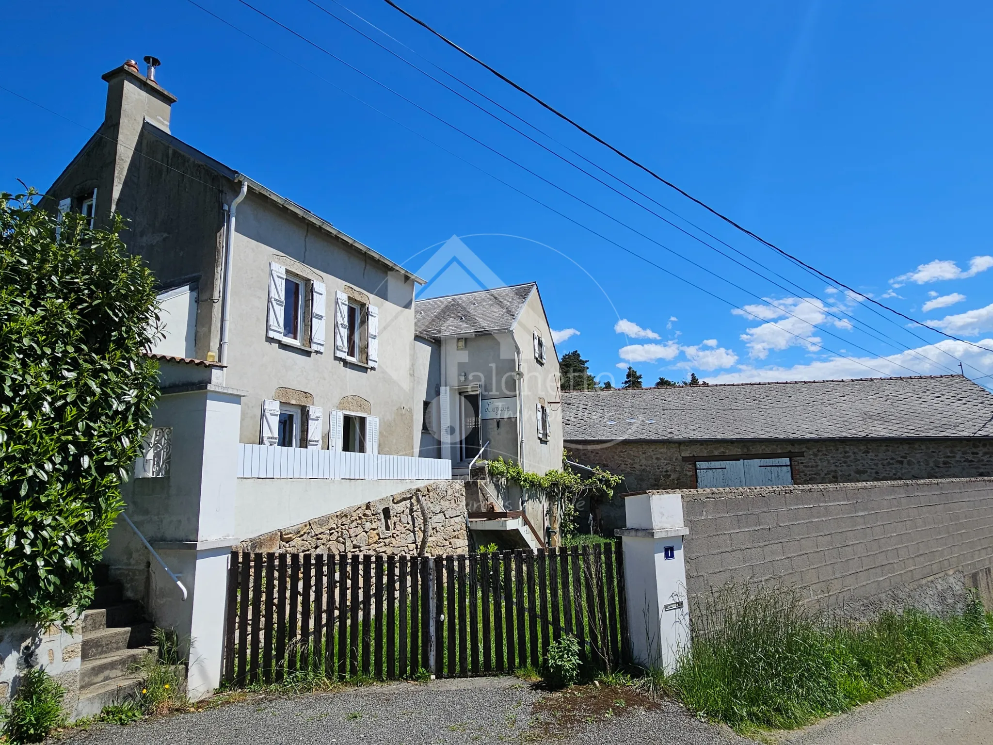 Maison atypique 6 pièces à Le Mayet de Montagne avec jardin paisible de 5100 m² 