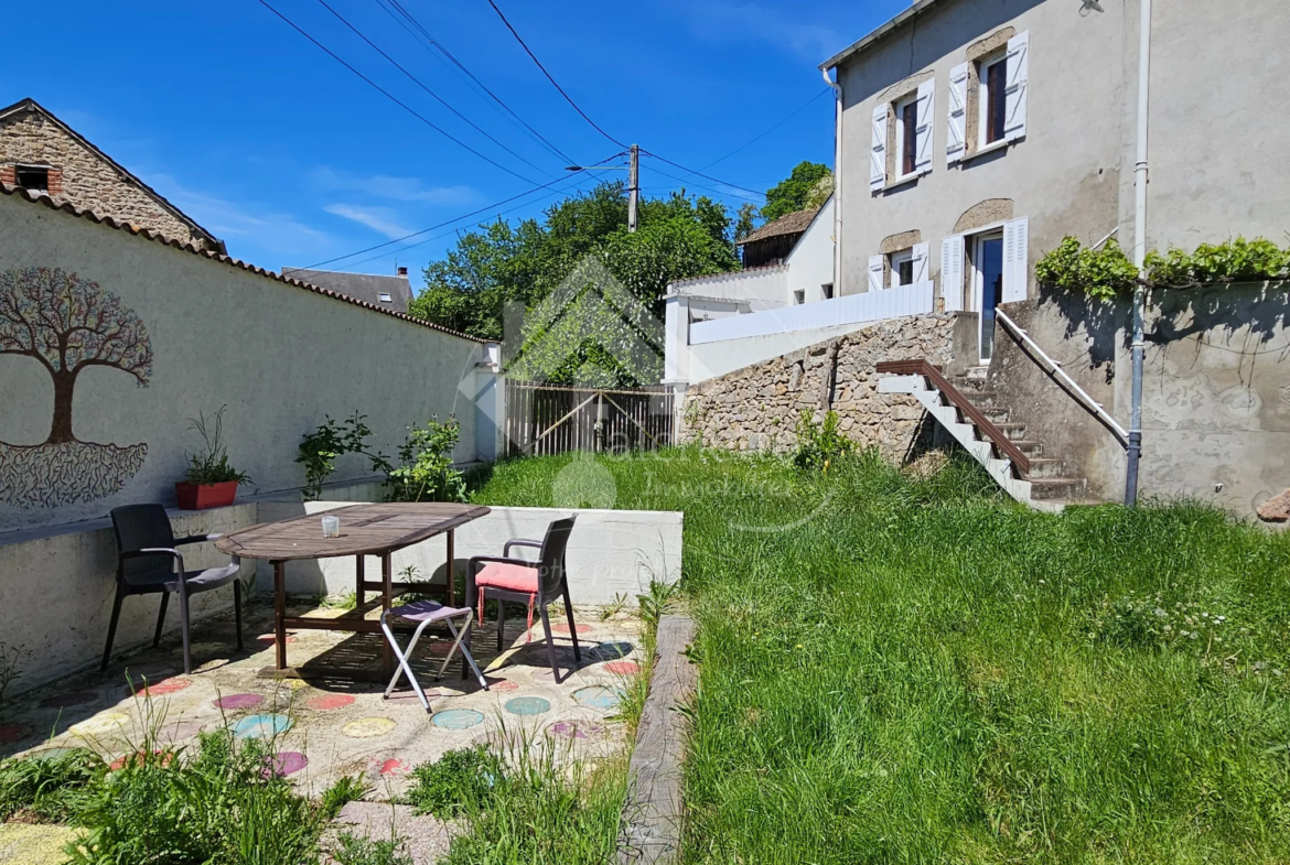 Maison atypique 6 pièces à Le Mayet de Montagne avec jardin paisible de 5100 m² 