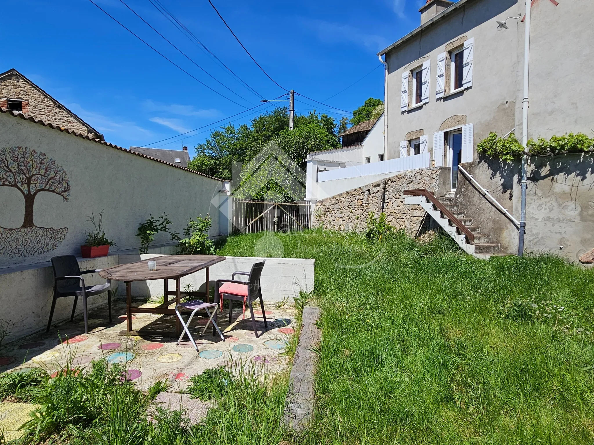 Maison atypique 6 pièces à Le Mayet de Montagne avec jardin paisible de 5100 m² 