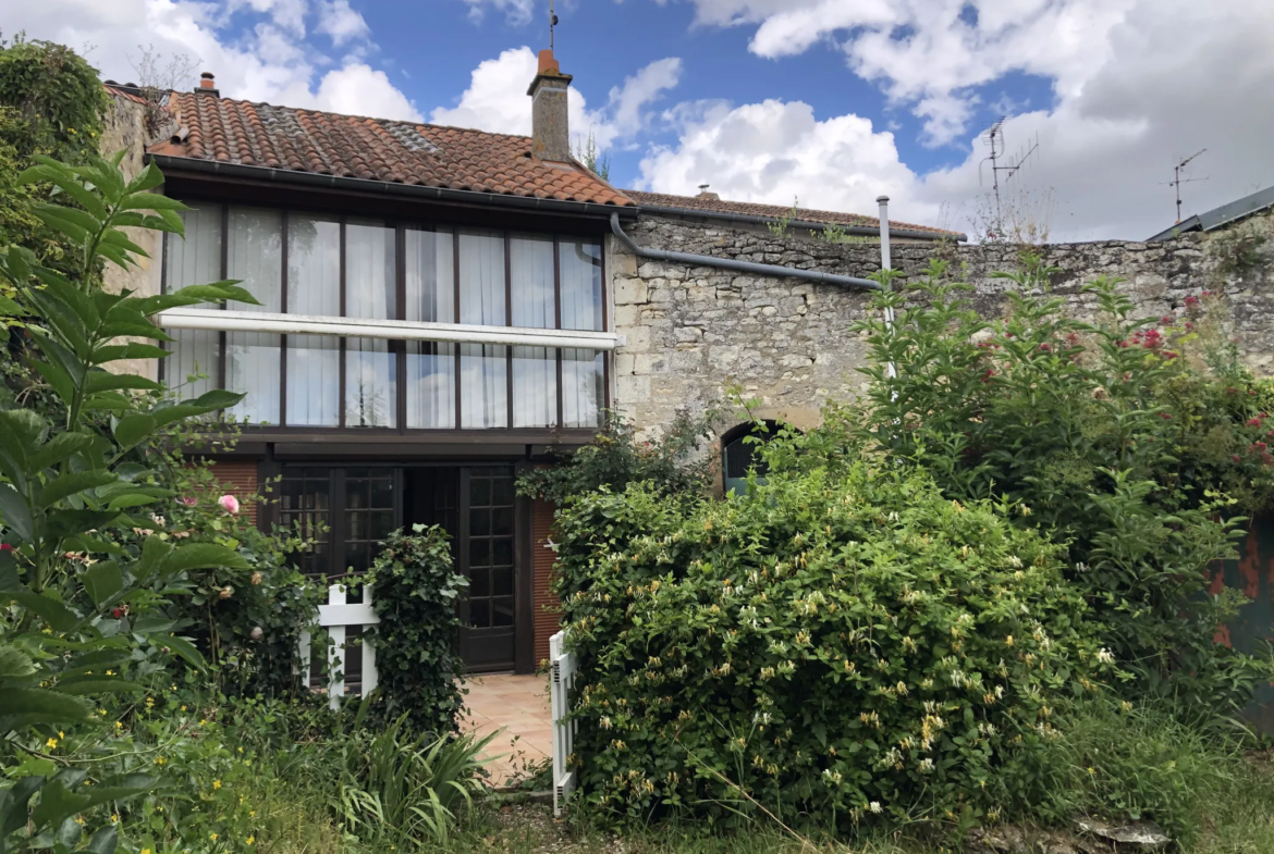 Maison avec jardin clos et grand hangar à Mirebeau 