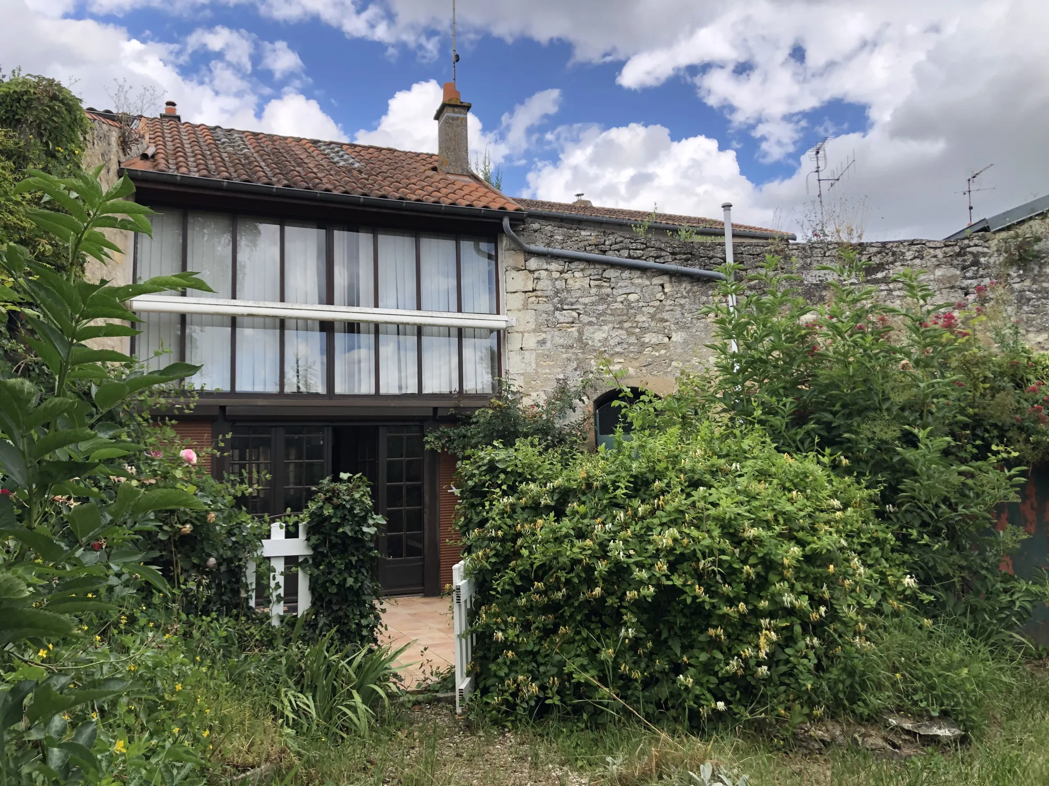 Maison avec jardin clos et grand hangar à Mirebeau 