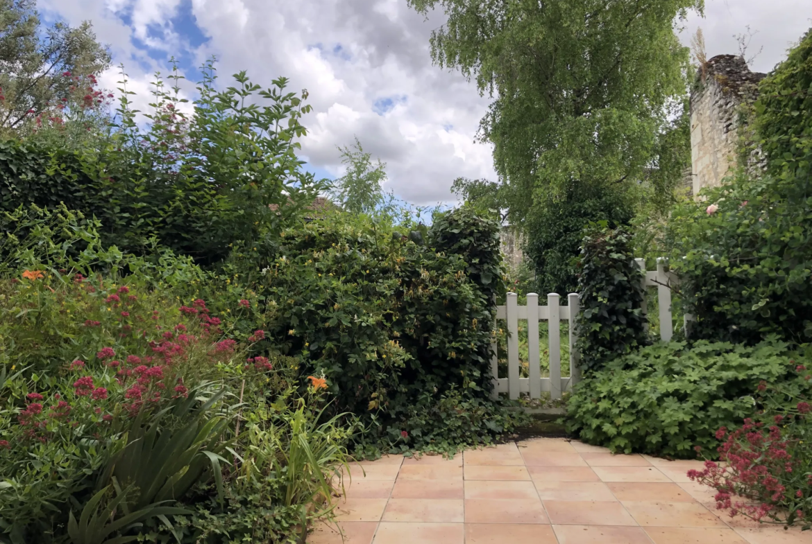 Maison avec jardin clos et grand hangar à Mirebeau 