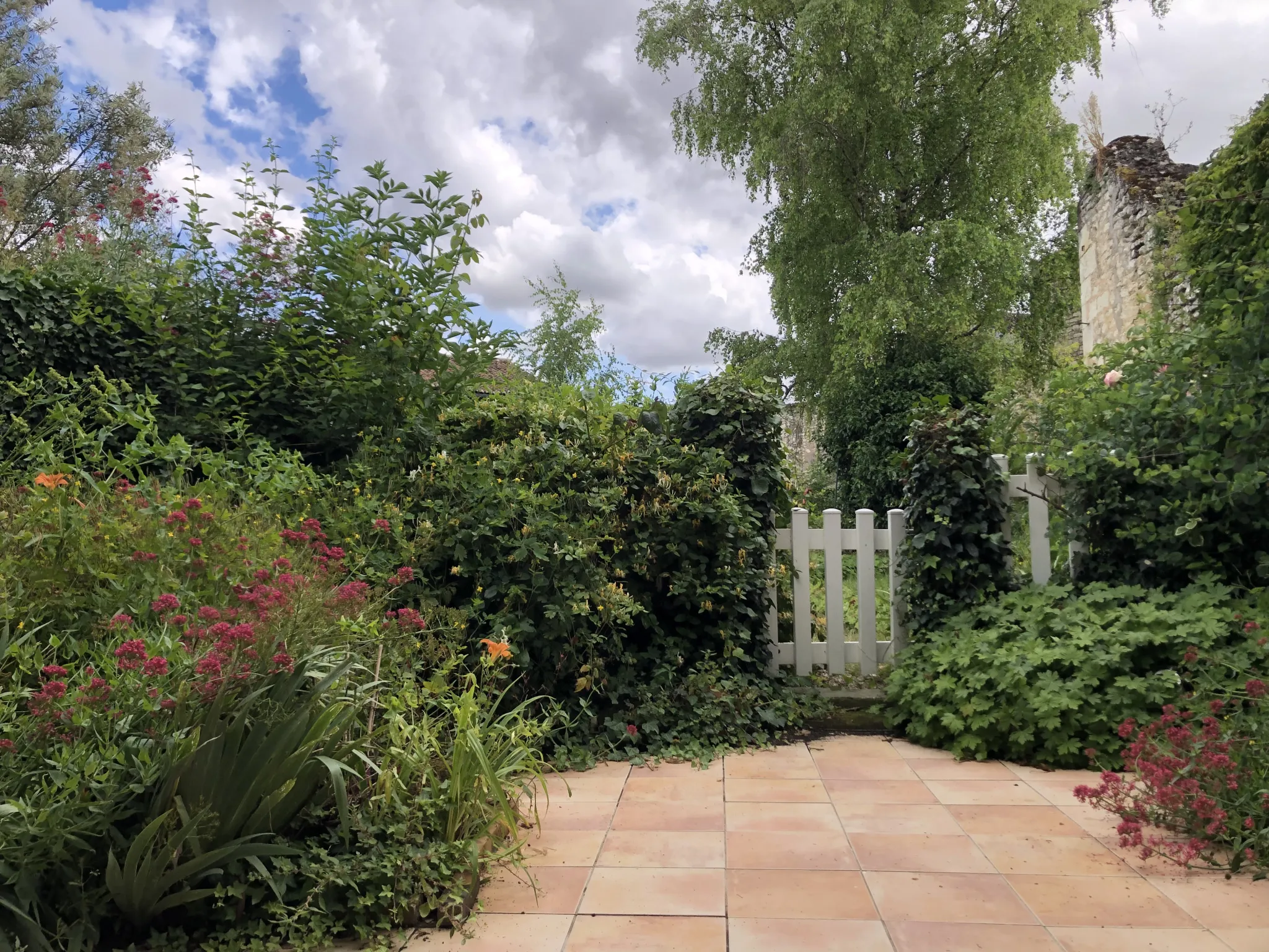 Maison avec jardin clos et grand hangar à Mirebeau 