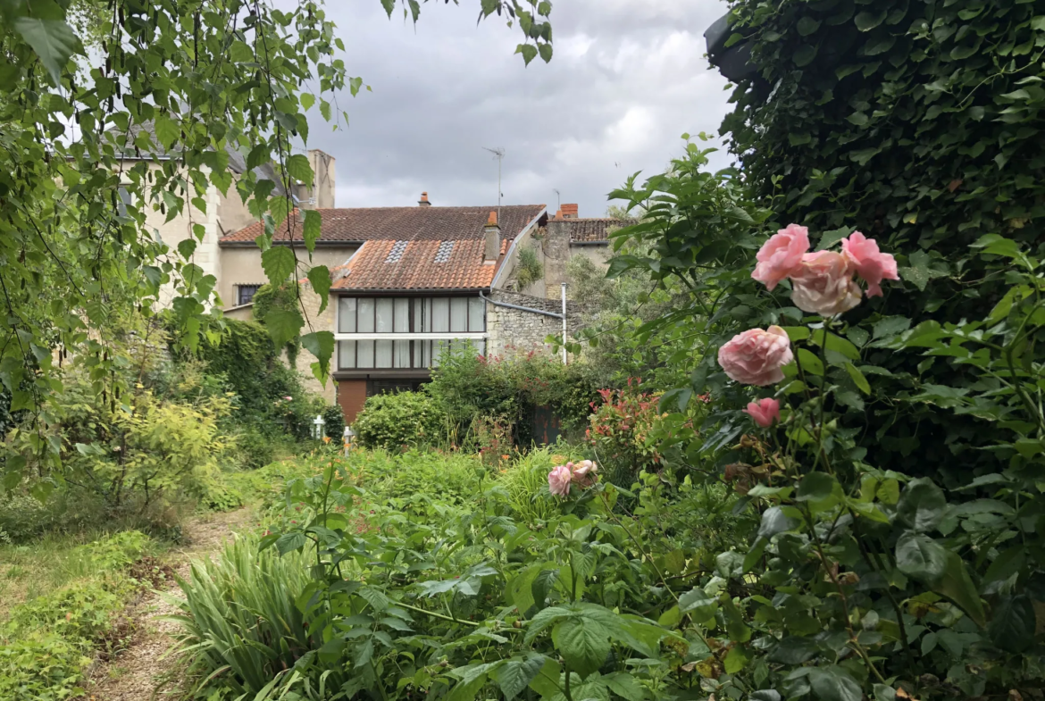 Maison avec jardin clos et grand hangar à Mirebeau 