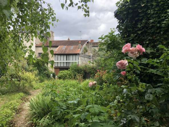 Maison avec jardin clos et grand hangar à Mirebeau