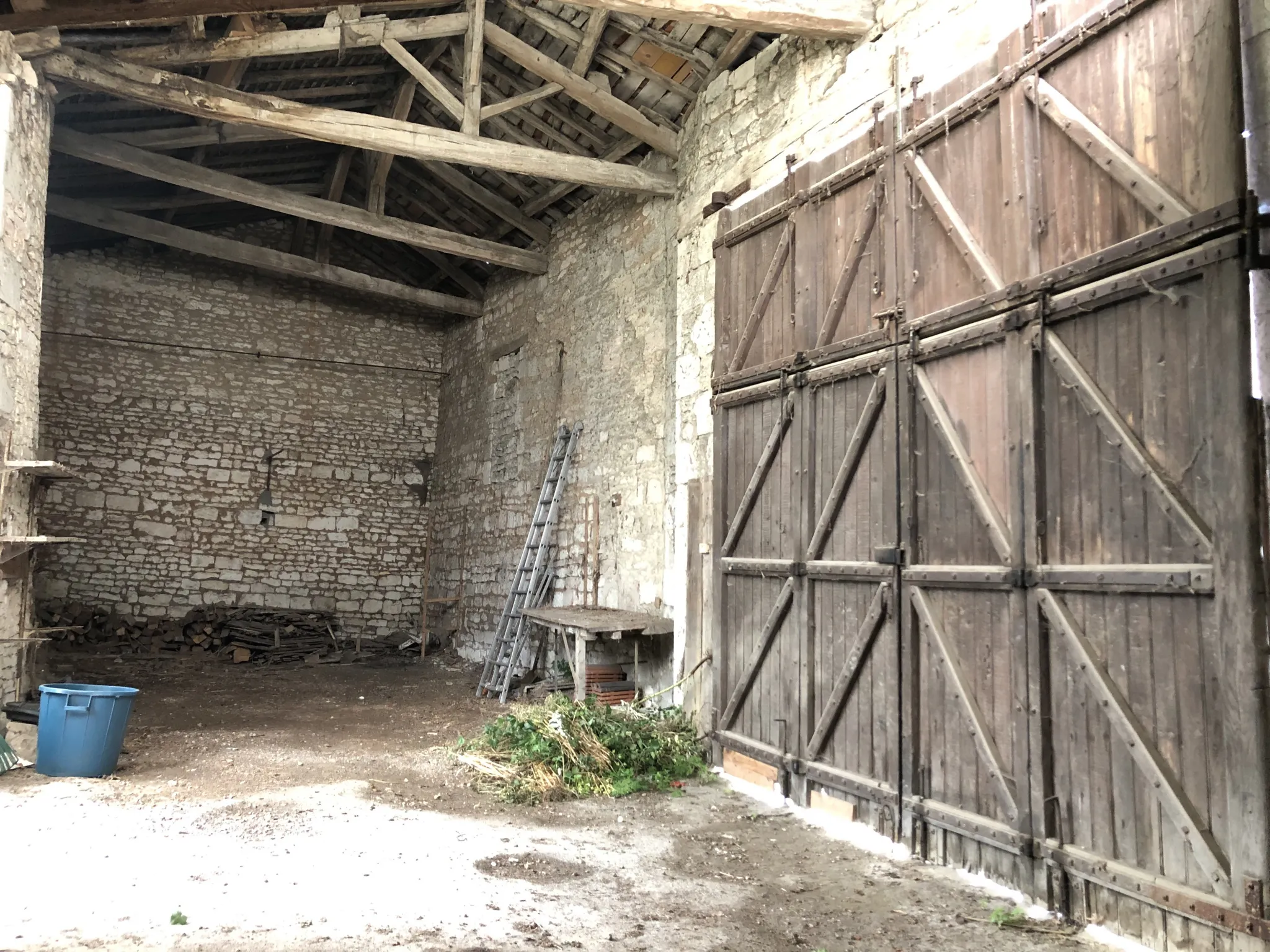 Maison avec jardin clos et grand hangar à Mirebeau 