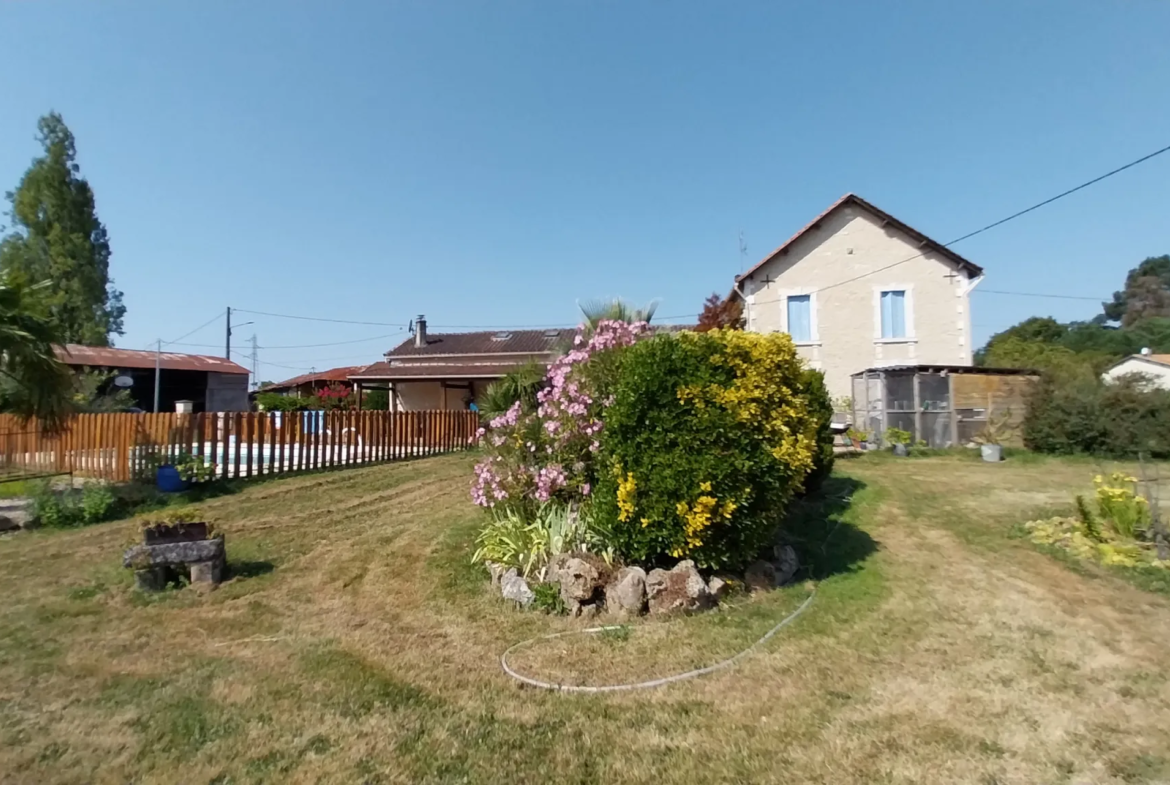 Maison en Pierre à Razac sur L'Isle avec Piscine et 2 Hectares de Terrain 