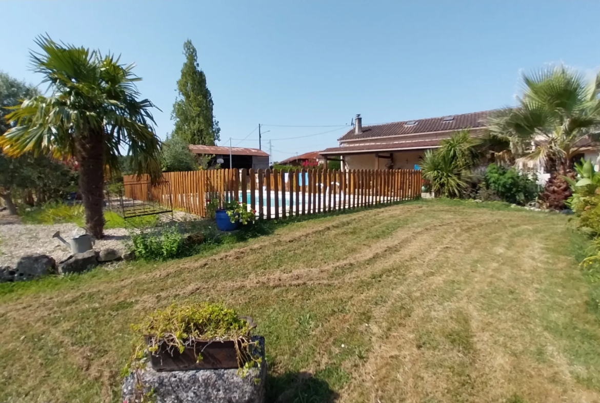 Maison en Pierre à Razac sur L'Isle avec Piscine et 2 Hectares de Terrain 