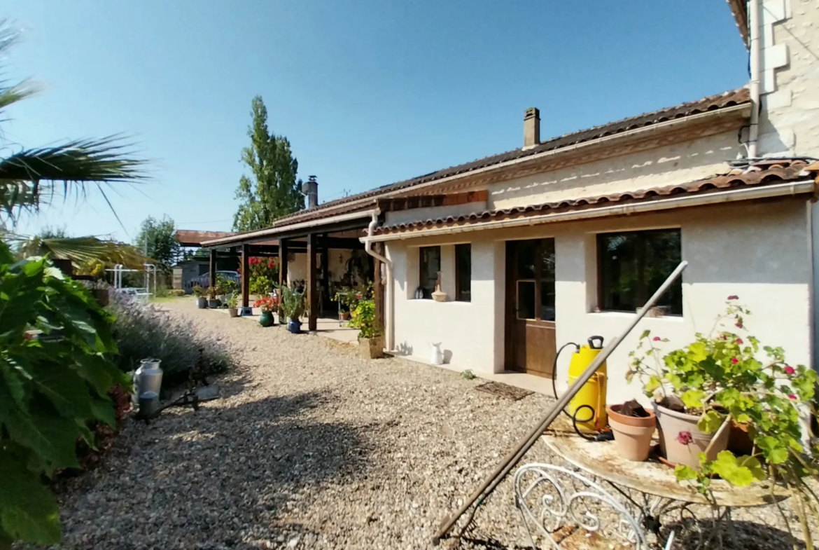 Maison en Pierre à Razac sur L'Isle avec Piscine et 2 Hectares de Terrain 