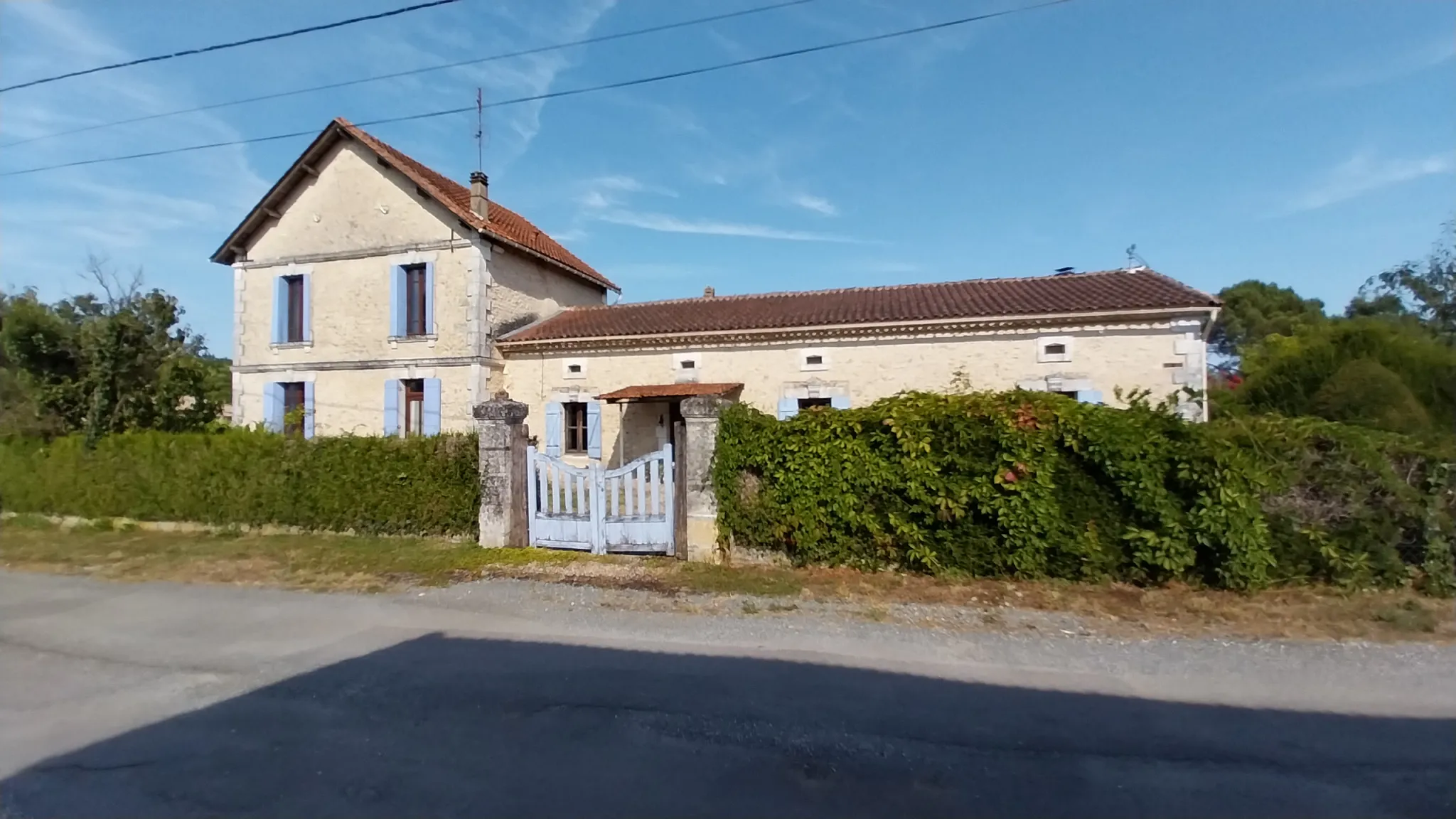 Maison en Pierre à Razac sur L'Isle avec Piscine et 2 Hectares de Terrain 