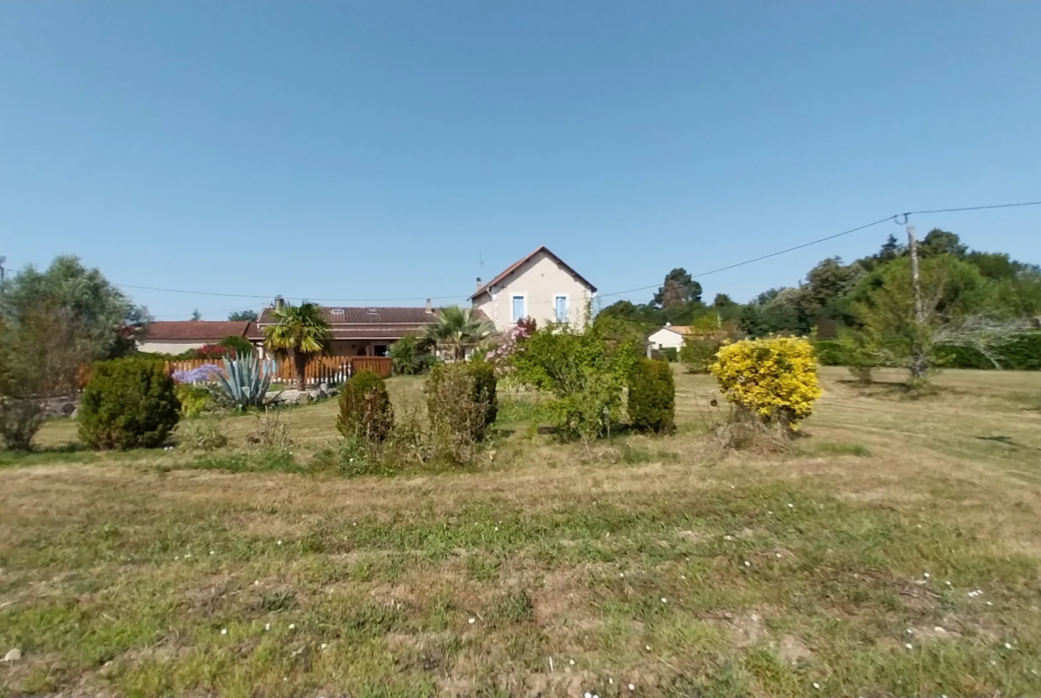 Maison en Pierre à Razac sur L'Isle avec Piscine et 2 Hectares de Terrain 