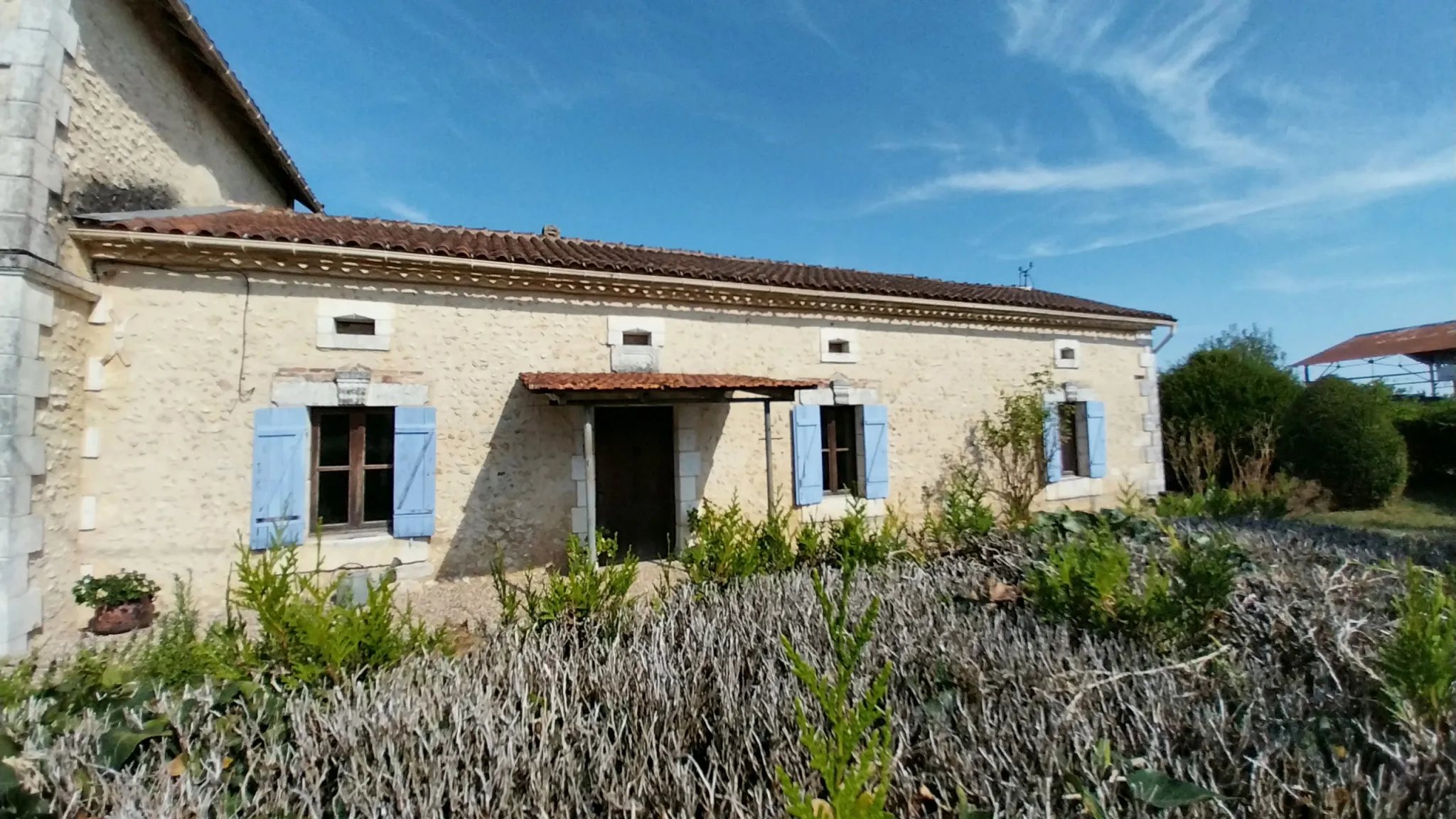 Maison en Pierre à Razac sur L'Isle avec Piscine et 2 Hectares de Terrain 