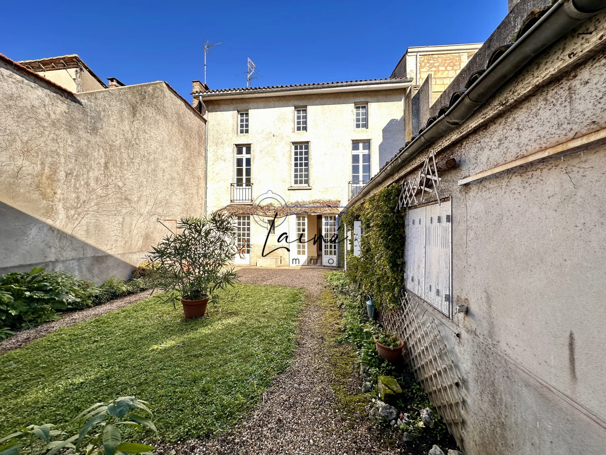 Maison en pierres à Sainte-Foy-la-Grande - 198 m² avec jardinet 