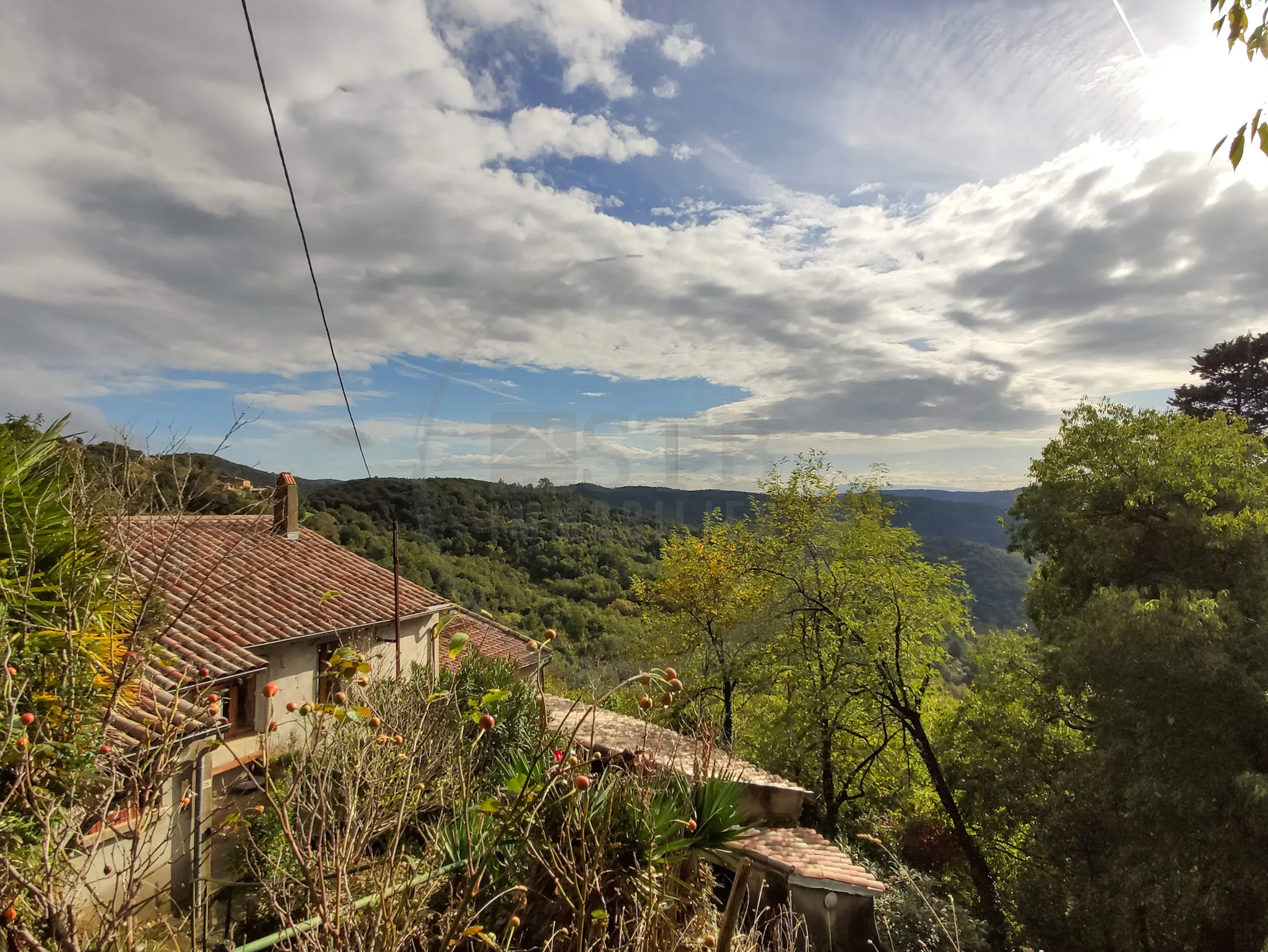 Maison de 72 m² habitables avec dépendances et 9 hectares de terrain à Saint-Fortunat-sur-Eyrieux 